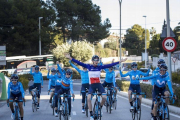 Las corredoras del Movistar, durante la concentración que llevaron a cabo en la localidad alicantina de Calp.-MIGUEL LORENZO