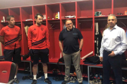 El presidente Moisés Israel visitó ayer el vestuario del Numancia para conocer a jugadores y cuerpo técnico.-C.D. Numancia