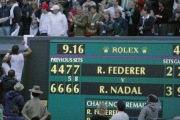 Nadal, escala al palco tras ganar en Wimbledon.-REUTERS / ALESSIA PIERDOMENICO