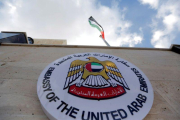 La bandera de Emiratos Arabes Unidos  EAU  ondea durante la reapertura de su embajada en Damasco  Siria  El encargado de negocios de EAU en Damasco Abdulhamid Nuaimi  invito a otros paises a sumarse a la reapertura de sus embajadas siguiendo el ejemplo de-EPA