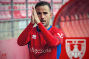 El Numancia certificaba su descenso a Segunda RFEF a pesar de ganar al Dépor, en la imagen Menudo pide perdón. MARIO TEJEDOR