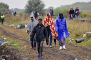 Varios refugiados entran en Hungría por el paso de Röszke, el viernes.-Foto: EFE / EDVAR MOLNAR