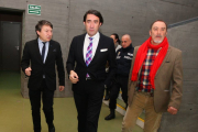 El subdelegado del Gobierno en León, Juan Carlos Suárez-Quiñones (C), junto al alcalde de Ponferrada, Samuel Folgueral (I), y el concejal de Tráfico y Seguridad, durante la inauguración de las Jornadas de Gestión de Seguridad y Emergencias-Ical