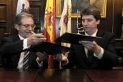 Firma entre el alcalde y Sacristán. / ÁLVARO MARTÍNEZ-