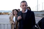 Salida de Sandro Rosell, en la imagen junto a su esposa, de la cárcel de Soto del Real.-DAVID CASTRO