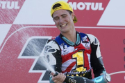 El piloto británico Danny Kent celebra la conquista del título de Moto3 en Cheste.-MIGUEL LORENZO