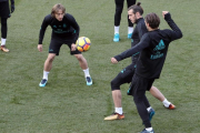 Modric, Bale y Kovacic, durante el entrenamiebnto de este viernes en Valdebebas.-J J GUILLÉN / EFE