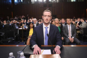 Zuckerberg, ante la comisión del Senado donde se apresta a testificar, en Washington, el 10 de abril.-AFP / JIM WATSON