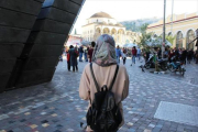 Una de las redactoras de ‘Aves Migratorias’, en la plaza de Monastiraki (Atenas).-PARASTOU HOSSAINI