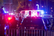 Policías y equipos de emergencia, en el lugar de la explosión, en la calle 23 con la Sexta Avenida, en el barrio de Chelsea (Nueva York).-AFP / BRYAN R. SMITH