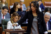 Marta Bosquet, diputada de Cs, nueva presidenta del Parlamento de Andalucía, vota, con Susana Díaz, al fondo-EFE / JULIO MUÑOZ