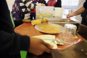 Beneficiarios de becas comedor en un instituto de Girona.-Beneficiarios de becas comedor en un instituto de Girona.