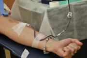 Una persona donando sangre.-HDS