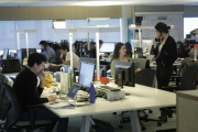 Trabajadores de Desigual en su sede de Barcelona.-FERRAN NADEU