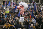Un muñeco de la primera ministra británica, Theresa May, es llevada a través de Trafalgar Square durante una marcha anti-Brexit en Londres.-TIM IRELAND / AP