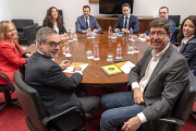 Los equipos negociadores de PP y Cs en Andalucía, el pasado 17 de diciembre, en Sevilla.-EFE /  JULIO MUÑOZ