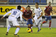 Bedoya encara al jugador del Tenerife Aitor Sanz. / Diego Mayor-