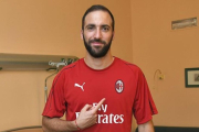 Gonzalo Higuaín posando con la camiseta del AC Milan /-TWITTER