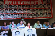 Los padres de los estudiantes desaparecidos, en una rueda de prensa en México, este martes.-Foto: EFE / SÁSHENKA GUTIÉRREZ
