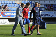 Vicente abandona el terreno de juego ayudado por Patxi Bedia e Ignacio Arche. / DIEGO MAYOR-