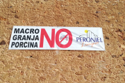 Carteles contra la granja porcina ya se leen en Peroniel.-HDS