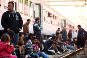 Refugiados ante un tren en Croacia.-AFP / DUGO SELO