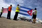 Un avión de los EEUU aterriza en un aeropuerto de Cuba.-AP