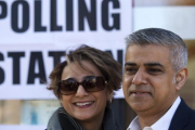 Sadiq Khan y su esposa, Saadiya Khan, a su llegada a un colegio electoral al sur de Londres, este jueves.-EFE / HANNAH MCKAY