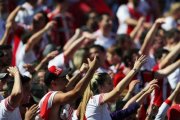 Los aficionados de River, dentro del estadio antes del partido contra Boca.-EL PERIÓDICO