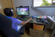 Un niño juega con una videoconsola Play Station 4.-- PABLO REQUEJO / PHOTOGENIC