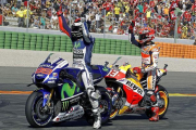 Jorge Lorenzo y Marc Márquez saludan a los aficionados reunidos en Cheste tras acabar primero y segundo en la sesión de clasifiacción del sábado.-EFE / MANUEL BRUQUE