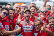 Dovizioso y su equipo, tras ganar en Austria el domingo pasado.-EFE / EPA /JOHANN GRODER