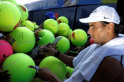 Nadal firma autógrafos a los aficionados en Nueva York, el sábado.-
