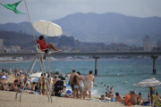 Un socorrista en una playa junto al Pont del Petroli de Badalona, la semana pasada.-FERRAN NADEU