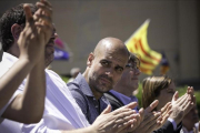 Pep Guardiola, entre Carles Puigdemont y Oriol Junqueras, este domingo, en la manifestación de la ANC, Òmnium y la AMI.-JOAN CORTADELLAS