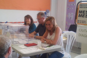 Carme Chacón ejerciendo de vocal en un colegio de Esplugues.-TWITTER / AMADEU IGLESIAS