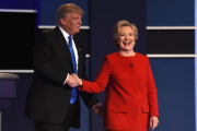 Trump y Clinton se saludan al final del primer debate de candidatos en Nueva York.-AFP / TIMOTHY A. CLARY