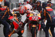 Marc Márquez patina al cambiar de moto hoy en Brno.-REPSOL MEDIA / JAIME OLIVARES