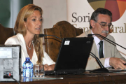 La subdirectora general de Ayudas Directas del Fega, Silvia Capdevila, junto a Anselo García. / VALENTÍN GUISANDE-