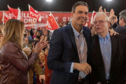 El presidente del Gobierno, Pedro Sánchez, saluda al ministro de Exteriores, Josep Borrell durante el mitin que han celebrado en Sevilla. A la izquierda, Susana Díaz, secretaria general de los socialistas andaluces.-JULIO MUÑOZ (EFE)