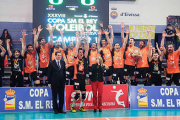 Cai Teruel celebra el título copero. / RFEVB-