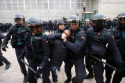 Las Fuerzas de Segurida del Estado intervienen en San Julià de Ramis, donde el entonces presidente de la Generalitat, Carles Puigdemont, debía votar el 1-O.-EL PERIÓDICO