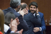 El recién investido presidente de la Región de Murcia, Fernando López Miras (d), felicitado por su predecesor en el cargo, Pedro Antonio Sánchez, que dimitió después de que Ciudadanos le retirara su apoyo por ser investigado en el caso Auditorio.-EFE