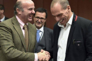 De Guindos y Varoufakis, en la reunión del Eurogrupo del viernes.-Foto: REUTERS / ERIC VIDAL