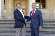 Francisco Rubio y Moisés Israel se saludan en la plaza Mayor, con la fachada del Ayuntamiento de fondo.-Luis Ángel Tejedor