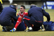 Juanma es antendido por el doctor Arche y el fisio Patxi Bedia en un partido de esta temporada. / Diego Mayor-