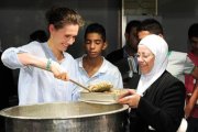 Asma el Asad, en un reparto de comida a huérfanos y desplazados en Damasco, en el 2013.-ARCHIVO / AFP