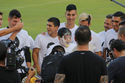 Antes de empezar el trabajo del día, los futbolistas del equipo de la división de Ascenso se presentaron con camisetas blancas con el rostro joven de Maradona y la leyenda Feliz cumpleaños.-AFP