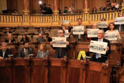 Pleno extraordinario de Barcelona por el encarcelamiento de los exconsellers con el antiguo escaño de Joaquim Forn vacío, este viernes.-/ FERRAN NADEU