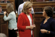 Fátima Báñez, ministra de Empleo, y Soraya Saénz de Santamaría, vicepresidenta del Gobierno, hoy en el hemiciclo del Congreso de los Diputados.-JOSE LUIS ROCA